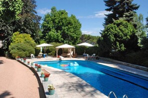 A swimming pool with lounge chairs and umbrellas, surrounded by trees. - Luxury Lakeside Retreat with a Pool near Stresa! Lake Maggiore Villa Romanza (Stresa)