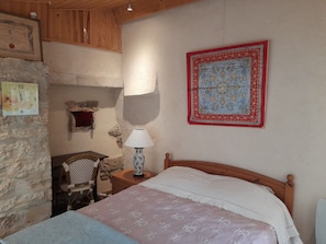 Room - Bedroom and garden patio for 18 m 2- kitchen + bathroom in house (carennac)