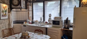 Private kitchen - Bedroom and garden patio for 18 m 2- kitchen + bathroom in house (carennac)
