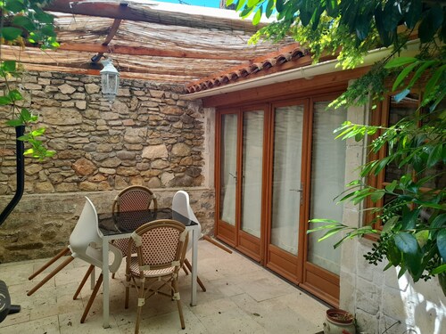 chambre et son patio au jardin pour 18 m 2- cuisine + salle de bains dans maison