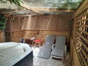 Spa - Bedroom and garden patio for 18 m 2- kitchen + bathroom in house (carennac)
