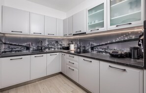 Wasserkocher mit Kaffee-/Teezubehör, Kühlschrank, Mikrowelle, Ofen