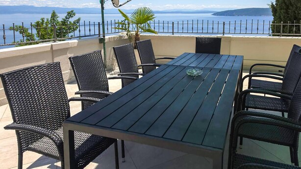Outdoor dining - Stunning apartment in Moscenicka Draga (Moscenicka Draga)