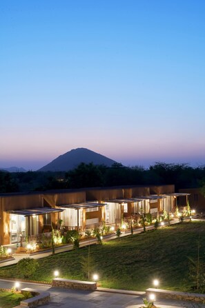A row of hotel rooms with a view of a mountain. - Elan Vanya Resort Jawai (Bali)