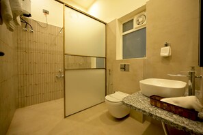 Badezimmer | Dusche, Haartrockner, Handtücher, Seife