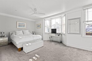 Room - Stylish Windsor Home | Hot Tub | Town Centre (Windsor)