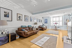 Living area - Stylish Windsor Home | Hot Tub | Town Centre (Windsor)
