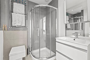 Bathroom - Stylish Windsor Home | Hot Tub | Town Centre (Windsor)