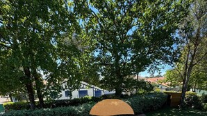 A swimming pool with lounge chairs, surrounded by trees and a wooden deck. - Villa Bonamour - Capbreton - Pool - Port - Beach (Capbreton)