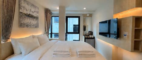 Deluxe Room | Premium bedding, down duvets, memory-foam beds, free minibar items