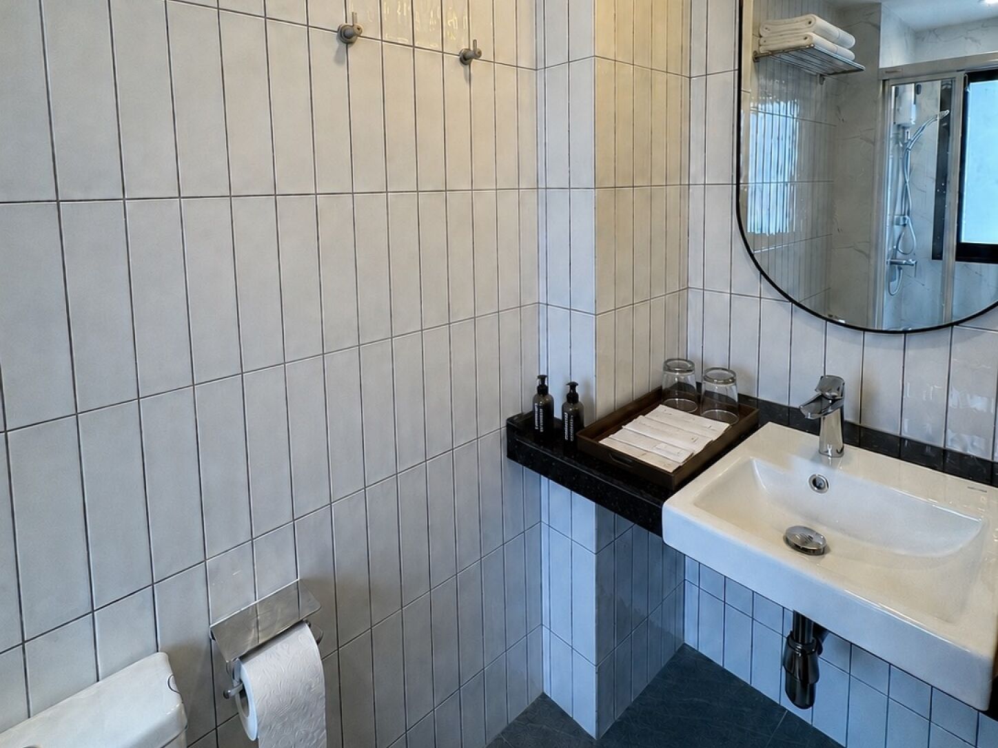 Articles de toilette écologiques, sèche-cheveux, chaussons, bidet
