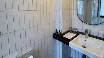Articles de toilette écologiques, sèche-cheveux, chaussons, bidet
