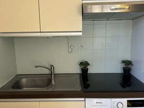 Refrigerador, microondas, placa de cocina, cafetera/tetera