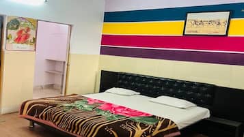 Standard Room | Meja, ruang kerja komputer riba