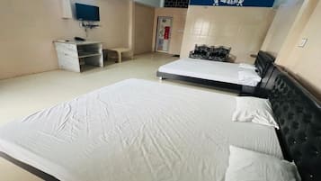 Deluxe Room | Meja, ruang kerja komputer riba