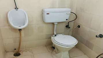 Standard Room | Bilik Mandi | Pancuran mandi, tuala disediakan, sabun