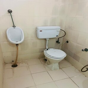 Habitación estándar | Baño | Regadera, toallas, jabón 