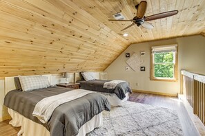 A bedroom with two beds, a ceiling fan, a window, and a wooden ceiling. - Hannah's Hideaway, Minutes to Dahlonega Square (Dahlonega)