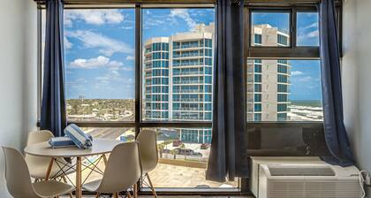 Relax Poolside, Walk to Shore! Daytona Beach Haven