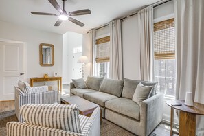 House (4 Bedrooms) | Interior - On 4+ Acres! Modern Home w/ Lake Access in Orange (Orange)