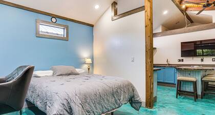 Paluxy Riverfront Couples Studio on Over 2 Acres!