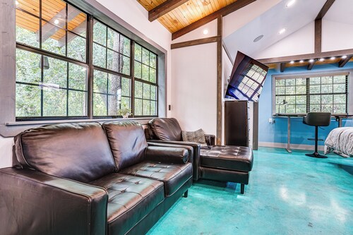 Paluxy Riverfront Couples Studio on Over 2 Acres!