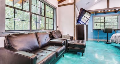 Paluxy Riverfront Couples Studio on Over 2 Acres!