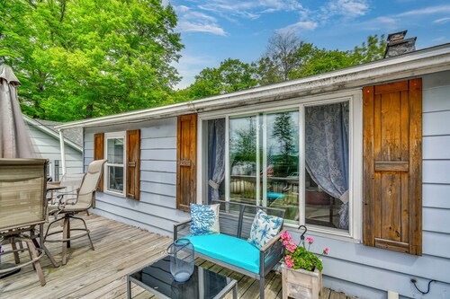 George Lake Escape! Charming 1950s Cabin