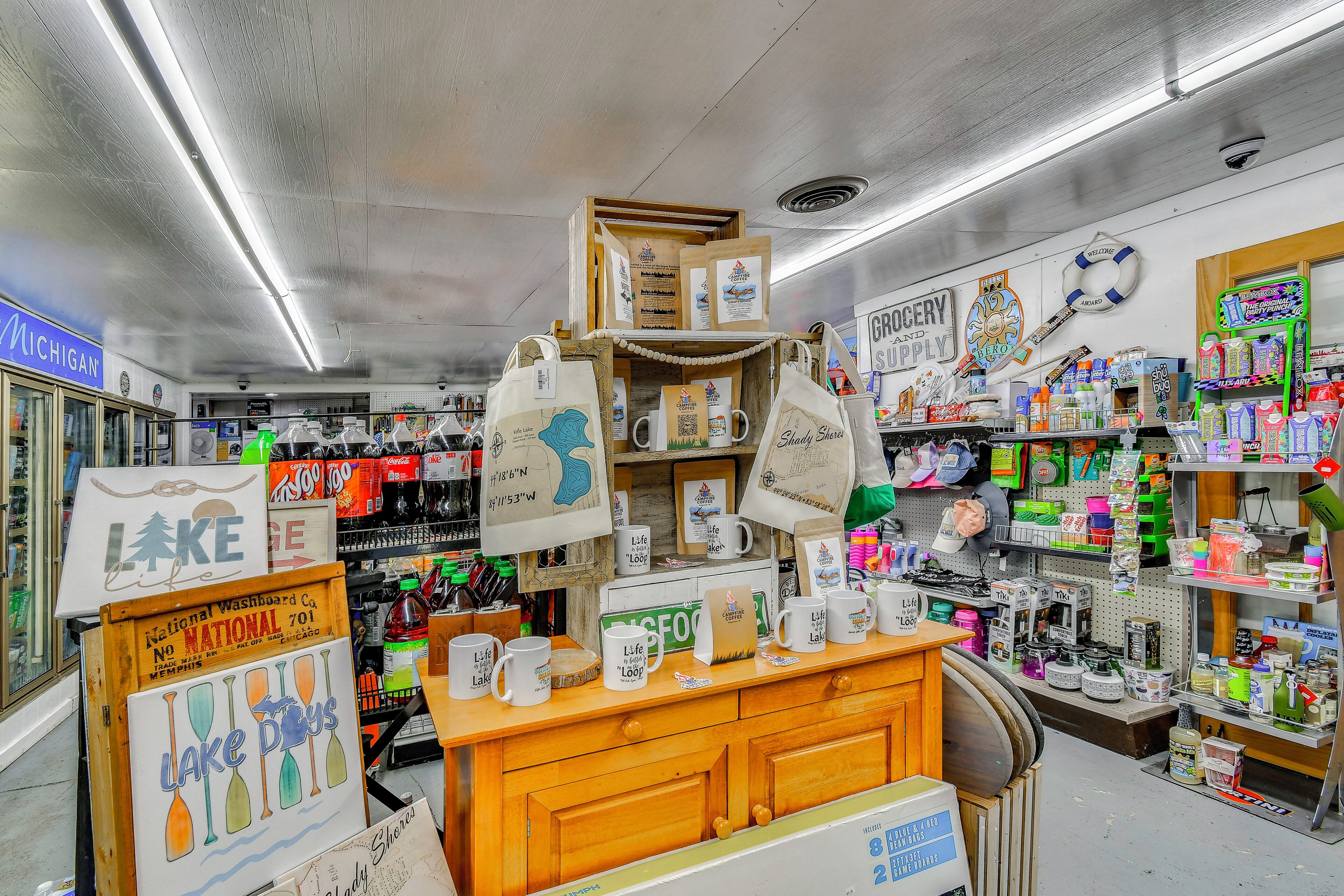 Una tienda con mostrador de madera, varios productos y letreros que dicen 'Lake Days' y 'National Washboard Co.'