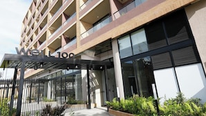 Un edificio moderno con un cartel que dice 'Well 100'.