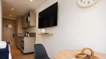 Junior-studio, kaupunkinäköala | Ruokasali