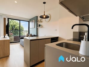 Apartamento luxo, vista para a cidade | Cozinha privada | Geladeira grande, micro-ondas, fogão, cooktop