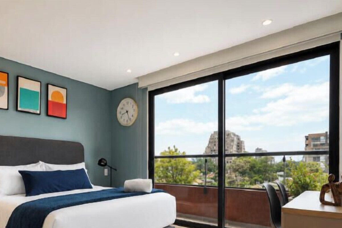 Classic Apartment, City View | Peralatan tempat tidur premium, peti besi dalam bilik 