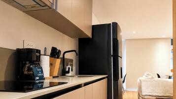 Kondominium, pemandangan kota | Dapur pribadi | Microwave, oven, kompor, dan peralatan masak/sendok-piring