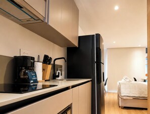 Condo, City View | Private kitchen | Microwave, oven, stovetop, blender - WELL 100 (Bogotá)