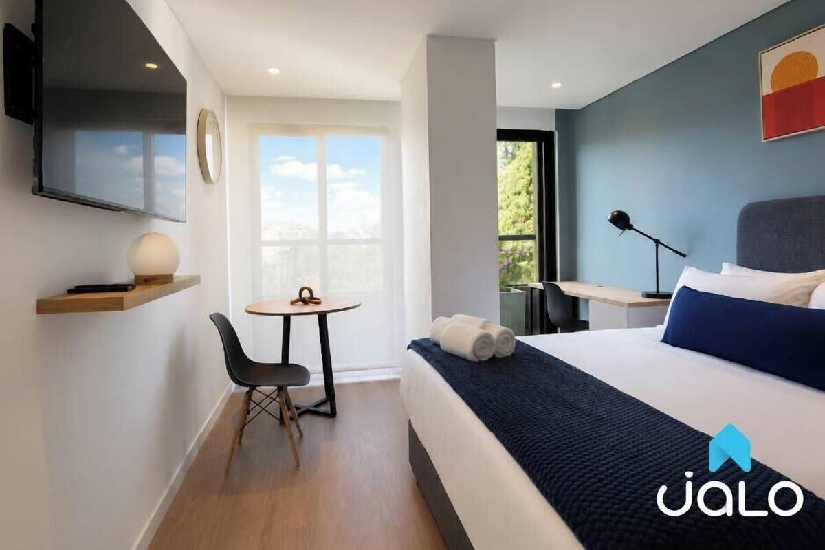 Estudio junior, vistas a la ciudad | Ropa de cama de alta calidad, caja fuerte, cortinas opacas