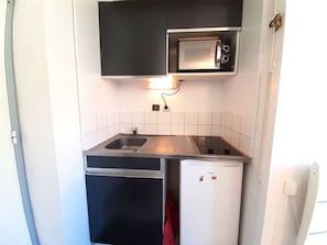 Four à micro-ondes, surface de cuisson, cafetière-théière, grille-pain