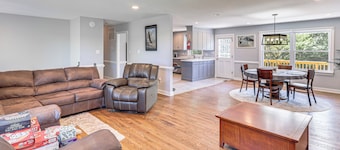 3 Mi to Dtwn: Spacious Warsaw Retreat w/ Huge Yard