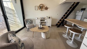 Una cocina moderna con una mesa de comedor de madera, armarios blancos y una estufa integrada.