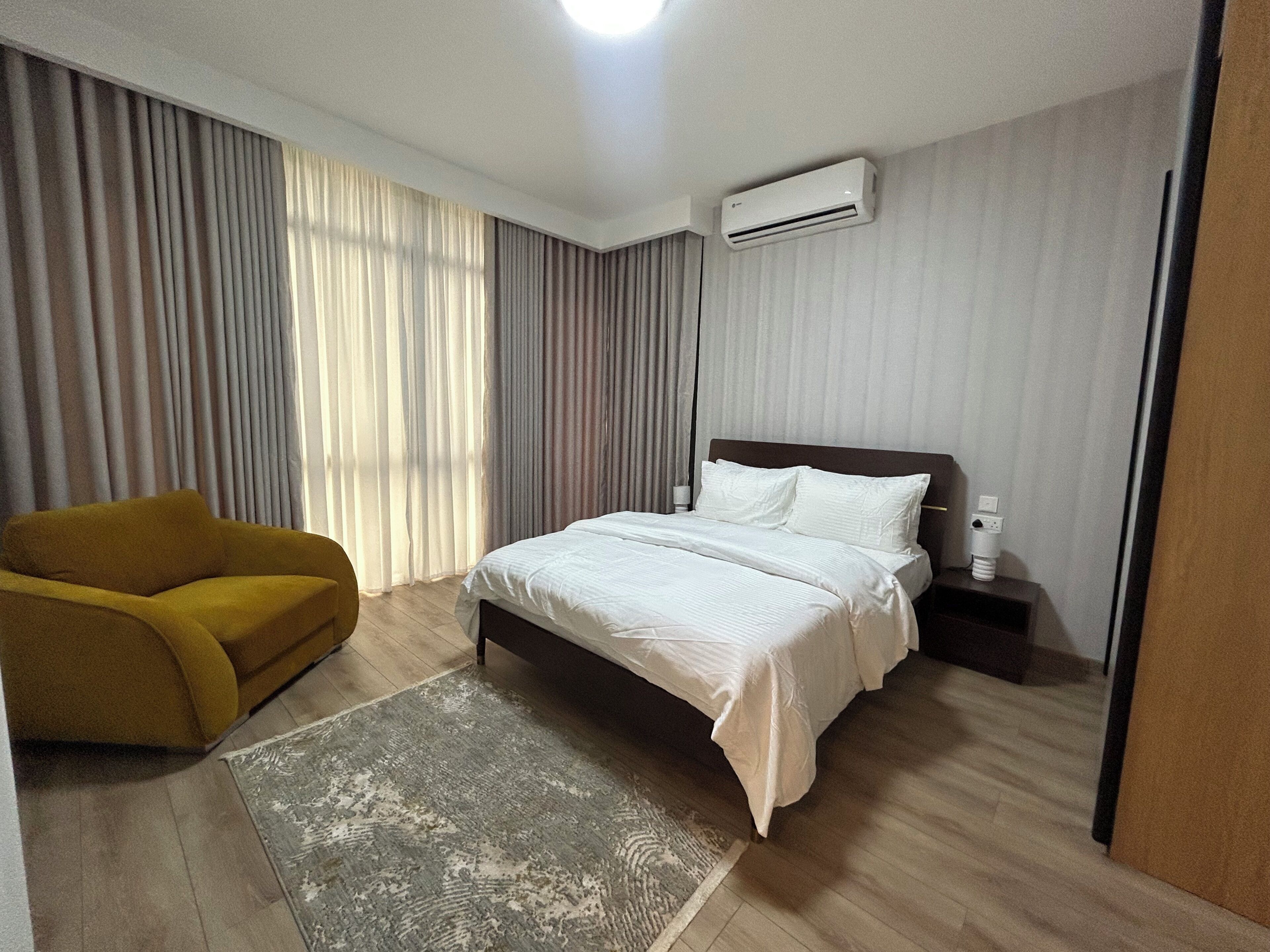 Appartamento Deluxe, balcone, vista città | Biancheria da letto di alta qualità, copriletto in piuma, una scrivania