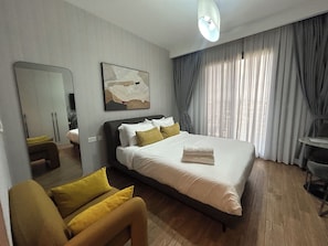 Estudio Confort, balcón, vistas a la ciudad | Ropa de cama de alta calidad, edredones de plumas, escritorio