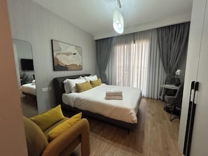 Monolocale comfort, balcone, vista città | Biancheria da letto di alta qualità, copriletto in piuma, una scrivania