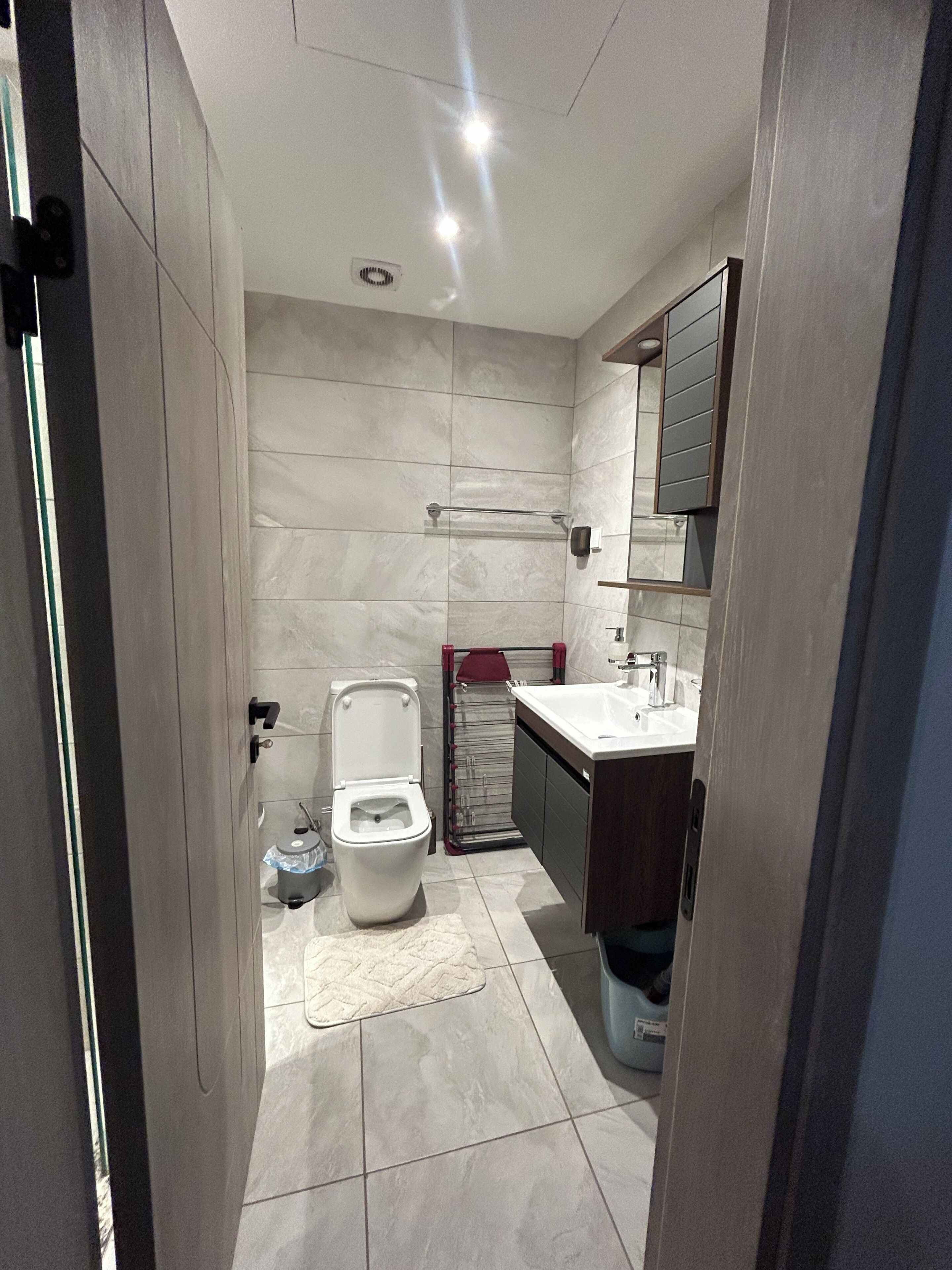 Monolocale comfort, balcone, vista città | Bagno | Asciugamani, sapone, carta igienica