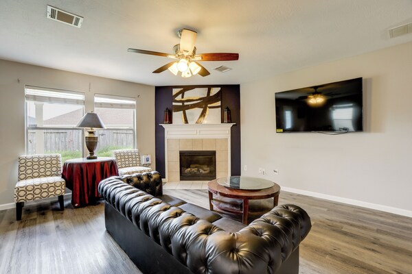 Near The Woodlands! Group Retreat W/ Yard & Patio - Houston, TX