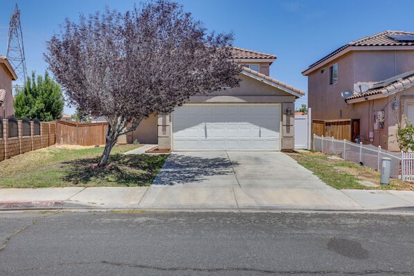 A residential street with houses, a tree, and a clear sky. - Convenient High Desert Stay Near Route 66 (Victorville)