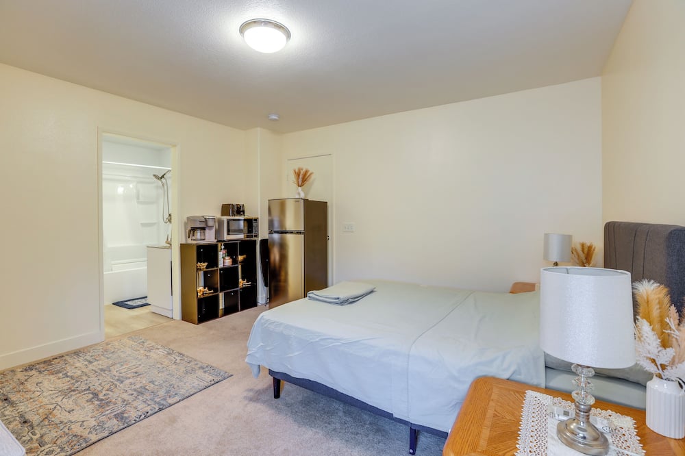 Convenient High Desert Stay Near Route 66 - Cajon Junction, CA