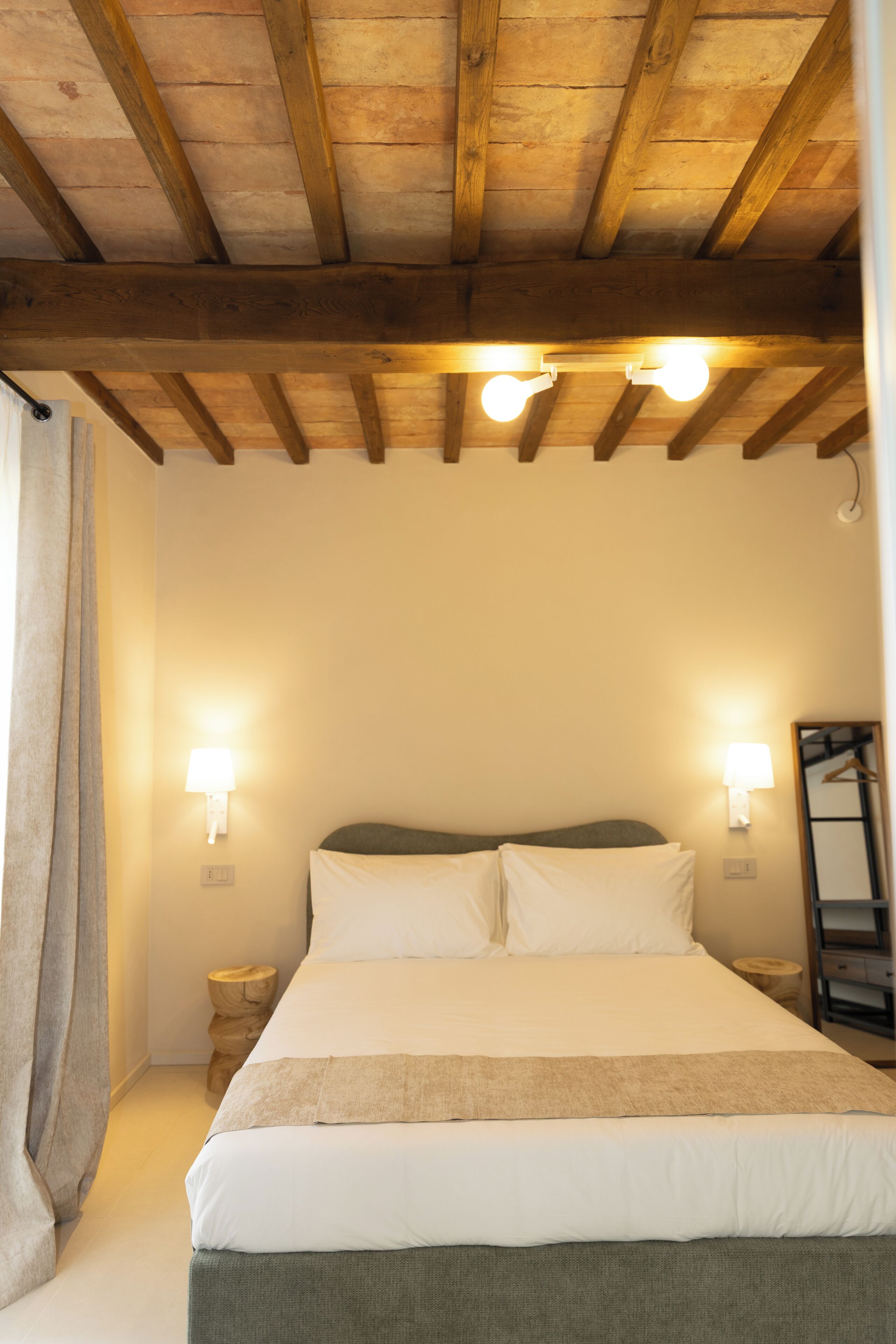 Quarto casal conforto, varanda, vista para o jardim | Cofres nos quartos, escrivaninha, espaço de trabalho para notebook