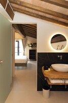 Doppia Deluxe, vista mare | Una cassaforte in camera, una scrivania, postazione laptop