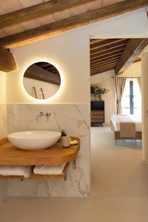 Quarto casal luxo, vista para o mar | Banheiro | Chuveiro, secador de cabelo, chinelos, toalhas de banho