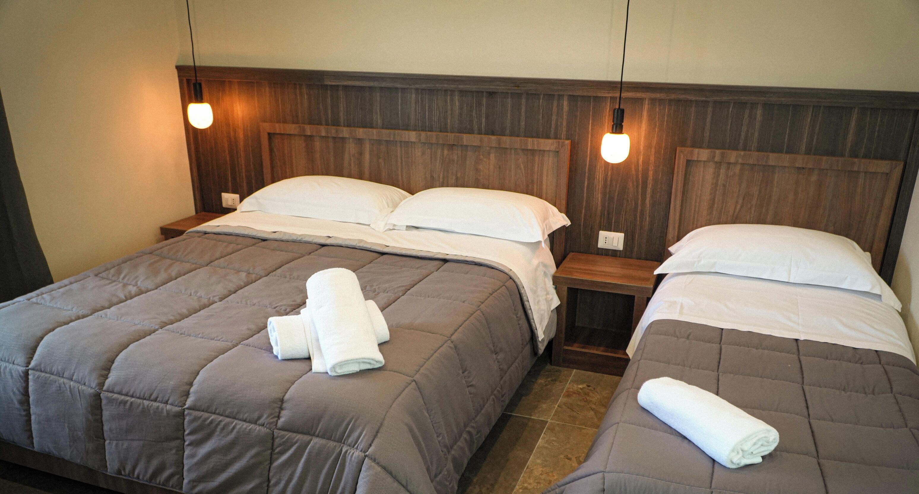 Habitació triple Comfort, balcó, vistes a la ciutat | Caixa forta a l'habitació i escriptori 